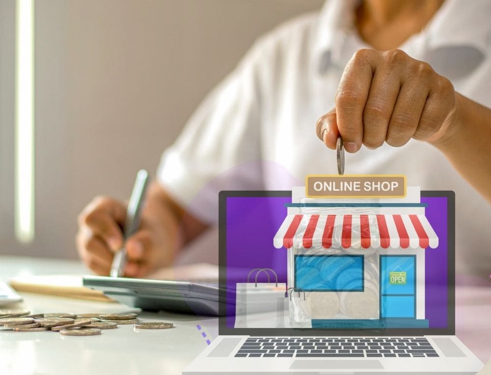 رجل يستخدم آلة حاسبة ويضع نقود على مجسم متجر إلكتروني