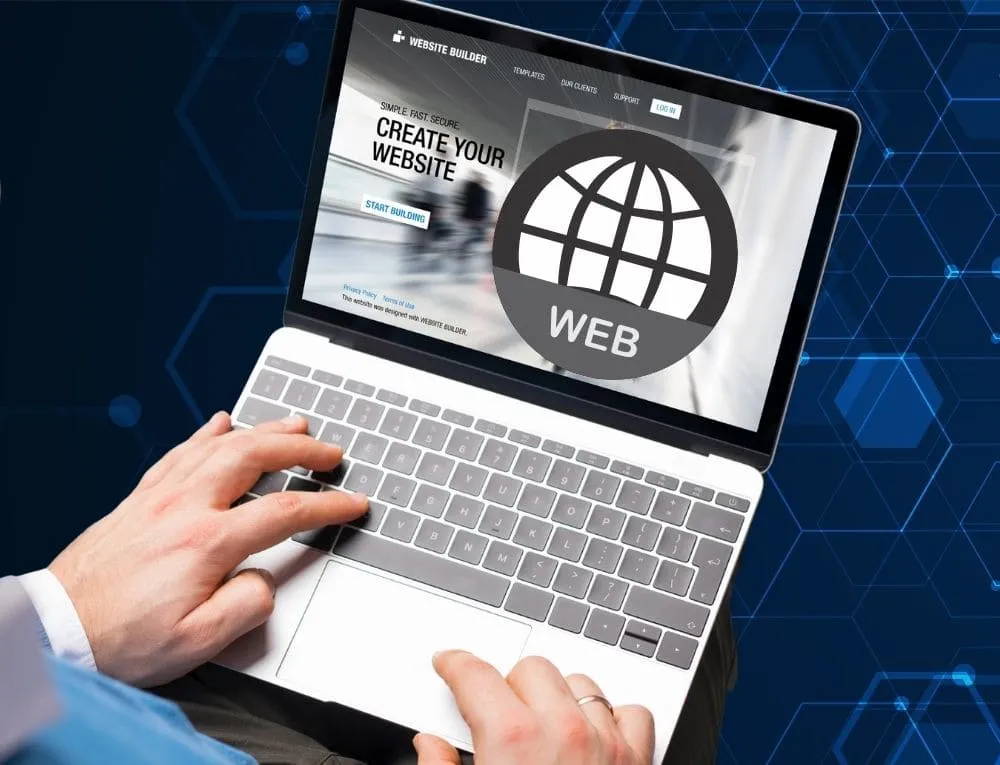 رجل يصمم موقع على اللاب توب